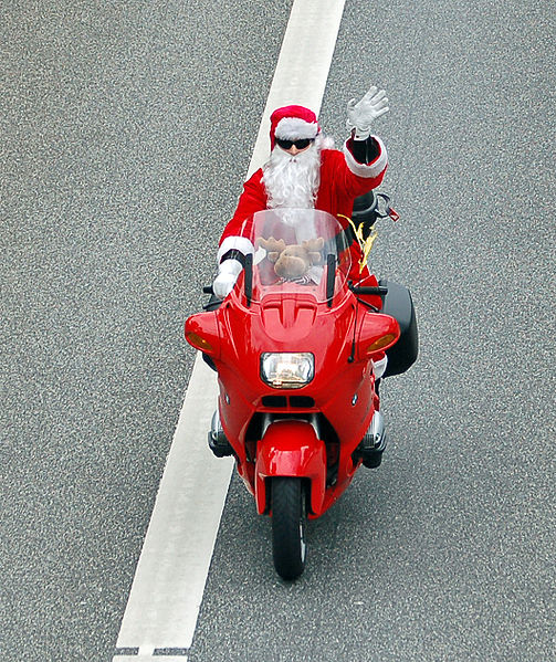 Weihnachtsmann auf Motorrad (c) Huhu Uet